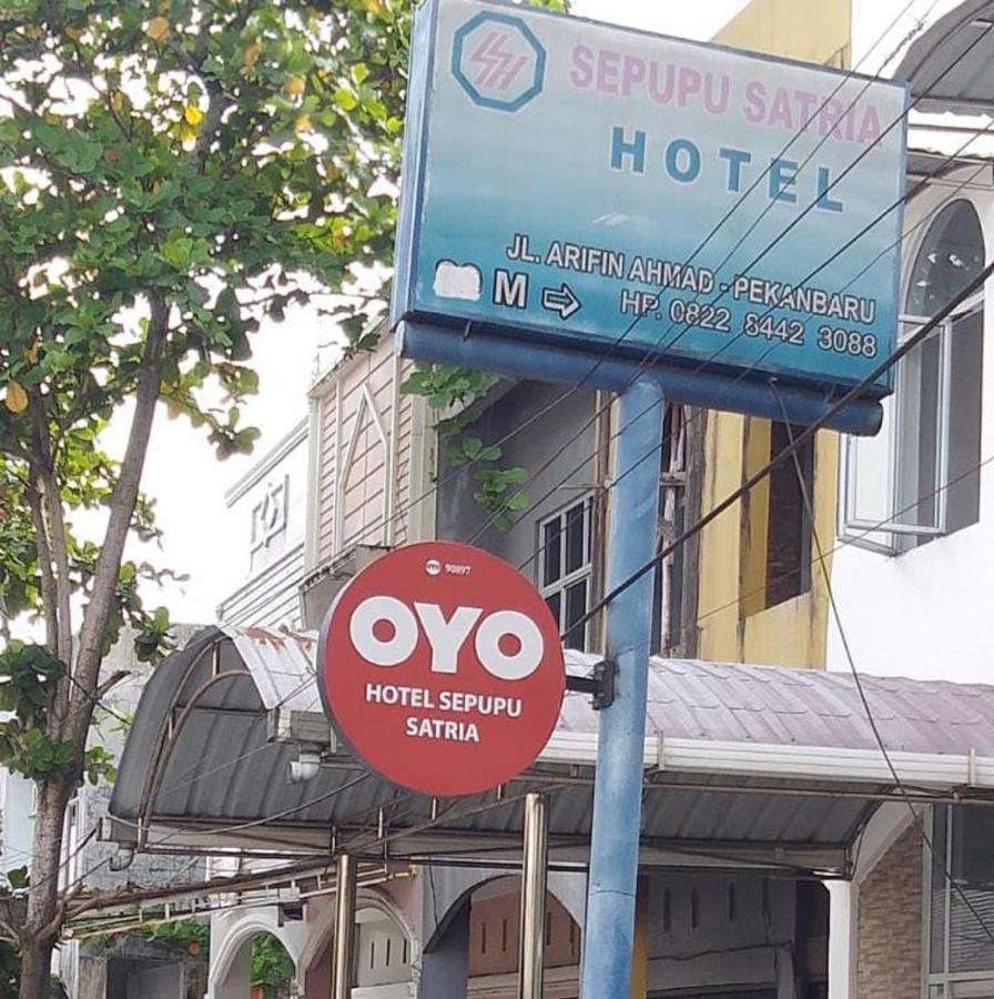 Oyo 90897 Hotel Sepupu Satria Пеканбару Экстерьер фото